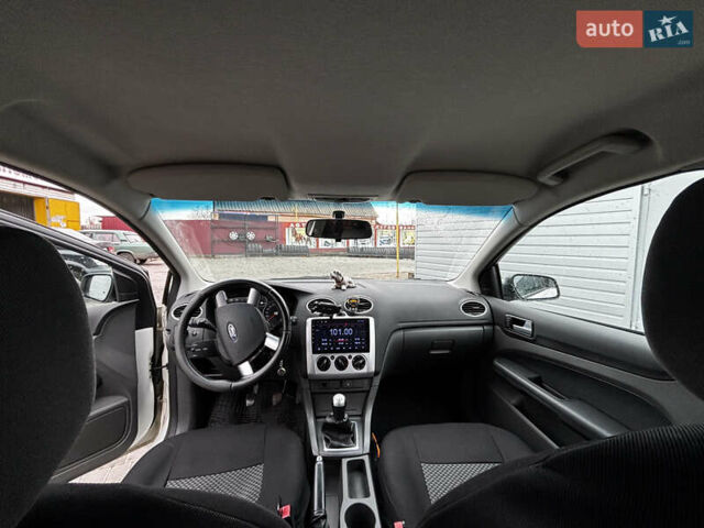 Белый Форд Фокус, объемом двигателя 1.6 л и пробегом 287 тыс. км за 4500 $, фото 13 на Automoto.ua