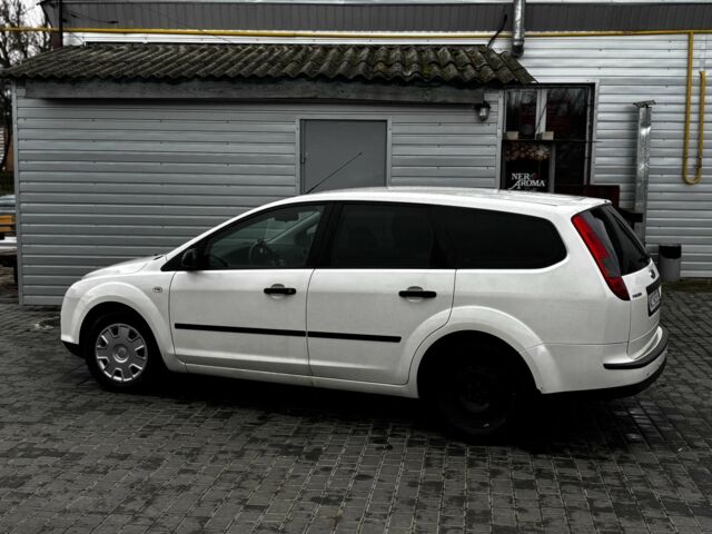 Белый Форд Фокус, объемом двигателя 1.6 л и пробегом 287 тыс. км за 4500 $, фото 2 на Automoto.ua