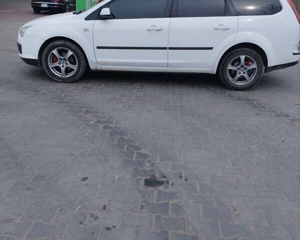 Білий Форд Фокус, об'ємом двигуна 1.6 л та пробігом 320 тис. км за 4500 $, фото 2 на Automoto.ua