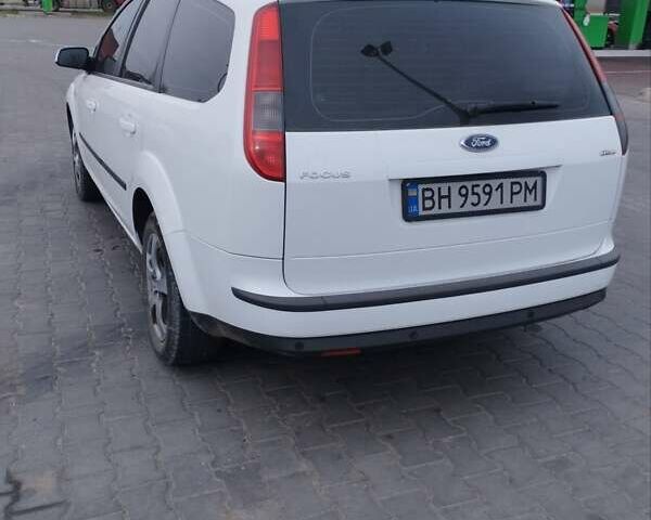 Білий Форд Фокус, об'ємом двигуна 1.6 л та пробігом 320 тис. км за 4500 $, фото 3 на Automoto.ua