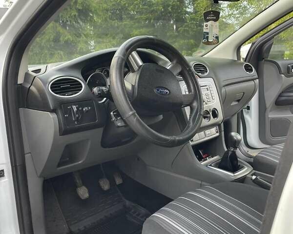 Белый Форд Фокус, объемом двигателя 1.6 л и пробегом 255 тыс. км за 4900 $, фото 11 на Automoto.ua