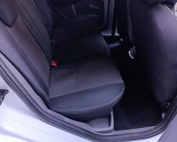 Белый Форд Фокус, объемом двигателя 1.6 л и пробегом 250 тыс. км за 5000 $, фото 1 на Automoto.ua