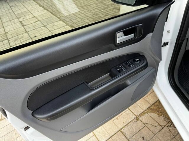 Белый Форд Фокус, объемом двигателя 2 л и пробегом 250 тыс. км за 5700 $, фото 8 на Automoto.ua