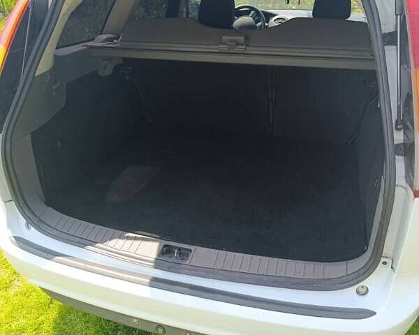 Белый Форд Фокус, объемом двигателя 1.6 л и пробегом 250 тыс. км за 5000 $, фото 9 на Automoto.ua