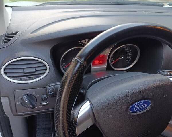 Белый Форд Фокус, объемом двигателя 1.6 л и пробегом 250 тыс. км за 5000 $, фото 4 на Automoto.ua