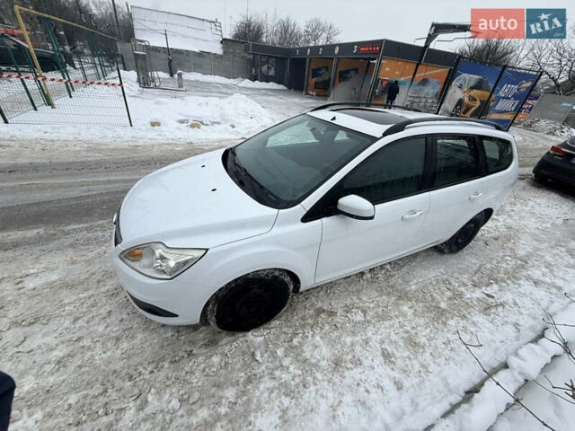Белый Форд Фокус, объемом двигателя 1.6 л и пробегом 213 тыс. км за 5900 $, фото 3 на Automoto.ua