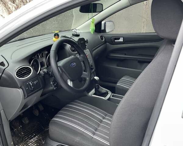 Белый Форд Фокус, объемом двигателя 1.6 л и пробегом 372 тыс. км за 5000 $, фото 22 на Automoto.ua