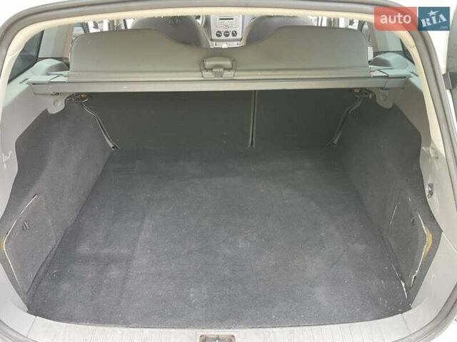 Белый Форд Фокус, объемом двигателя 1.6 л и пробегом 255 тыс. км за 4900 $, фото 22 на Automoto.ua