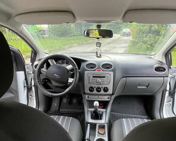 Белый Форд Фокус, объемом двигателя 1.6 л и пробегом 255 тыс. км за 4900 $, фото 10 на Automoto.ua
