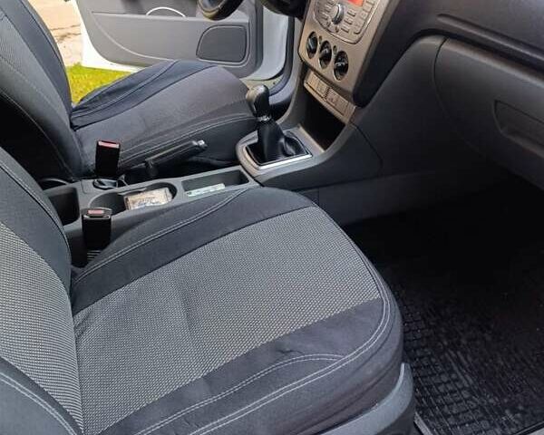 Белый Форд Фокус, объемом двигателя 1.6 л и пробегом 250 тыс. км за 5000 $, фото 5 на Automoto.ua