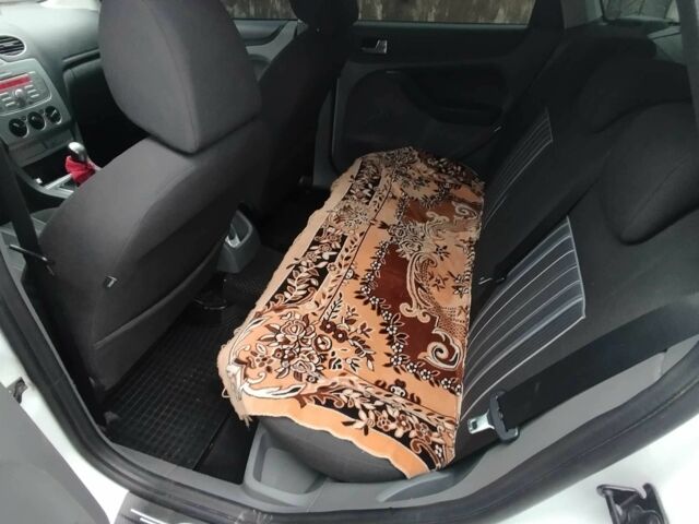 Белый Форд Фокус, объемом двигателя 1.6 л и пробегом 193 тыс. км за 5600 $, фото 5 на Automoto.ua