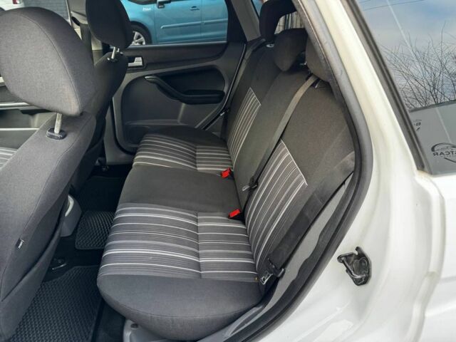 Белый Форд Фокус, объемом двигателя 2 л и пробегом 250 тыс. км за 5700 $, фото 13 на Automoto.ua