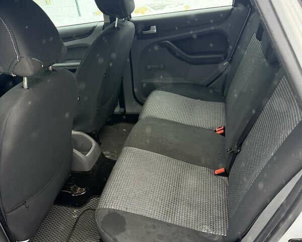 Белый Форд Фокус, объемом двигателя 1.6 л и пробегом 213 тыс. км за 5900 $, фото 7 на Automoto.ua