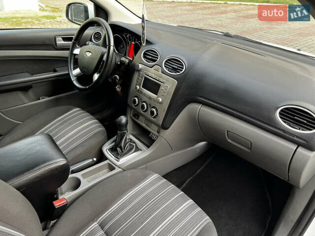 Белый Форд Фокус, объемом двигателя 1.8 л и пробегом 245 тыс. км за 4800 $, фото 15 на Automoto.ua