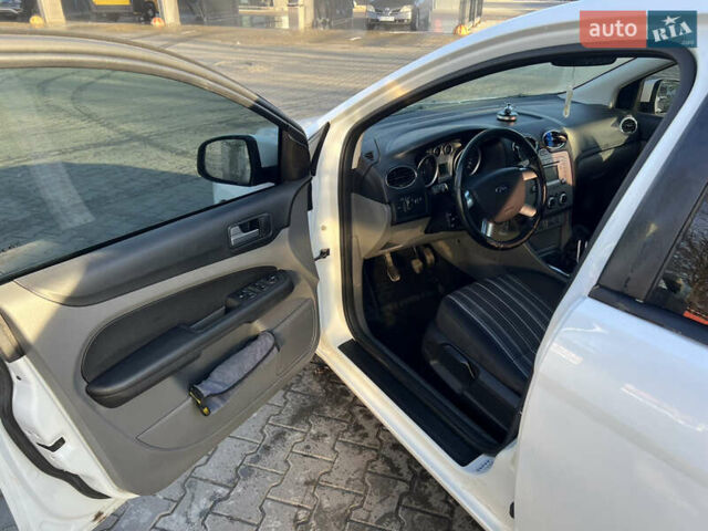 Білий Форд Фокус, об'ємом двигуна 1.6 л та пробігом 229 тис. км за 5600 $, фото 7 на Automoto.ua