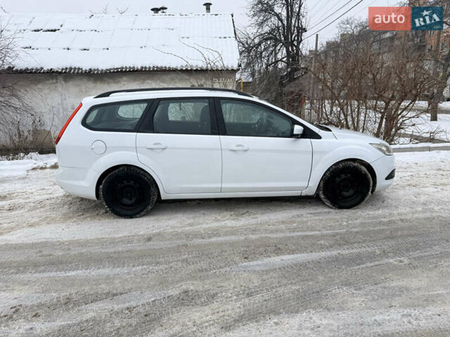 Белый Форд Фокус, объемом двигателя 1.6 л и пробегом 213 тыс. км за 5900 $, фото 2 на Automoto.ua