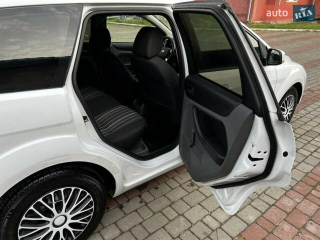 Белый Форд Фокус, объемом двигателя 1.8 л и пробегом 245 тыс. км за 4800 $, фото 18 на Automoto.ua