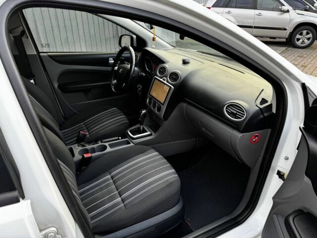 Белый Форд Фокус, объемом двигателя 2 л и пробегом 250 тыс. км за 5700 $, фото 11 на Automoto.ua