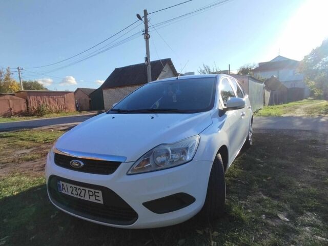 Белый Форд Фокус, объемом двигателя 1.6 л и пробегом 193 тыс. км за 5600 $, фото 1 на Automoto.ua