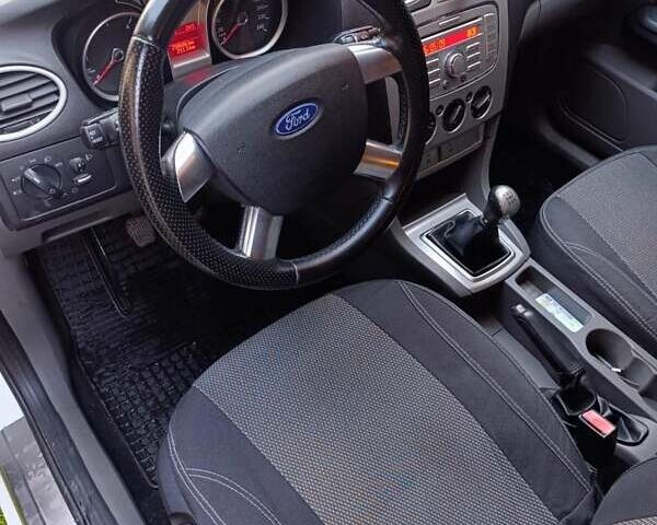 Белый Форд Фокус, объемом двигателя 1.6 л и пробегом 250 тыс. км за 5000 $, фото 2 на Automoto.ua