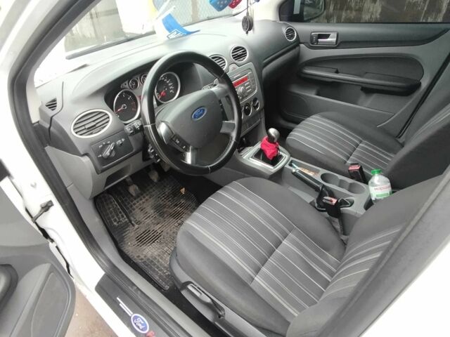 Белый Форд Фокус, объемом двигателя 1.6 л и пробегом 193 тыс. км за 5600 $, фото 4 на Automoto.ua