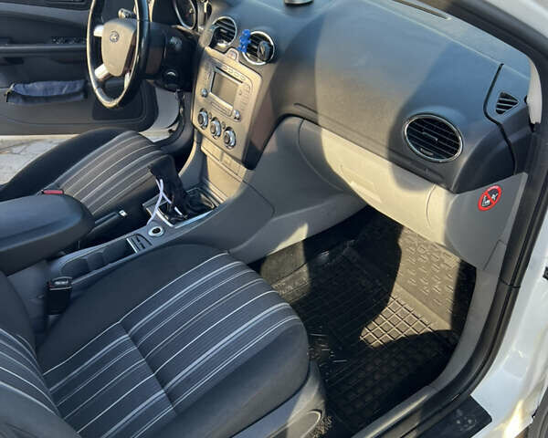 Білий Форд Фокус, об'ємом двигуна 1.6 л та пробігом 229 тис. км за 4300 $, фото 8 на Automoto.ua