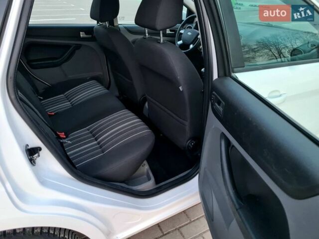 Белый Форд Фокус, объемом двигателя 1.6 л и пробегом 244 тыс. км за 5350 $, фото 42 на Automoto.ua