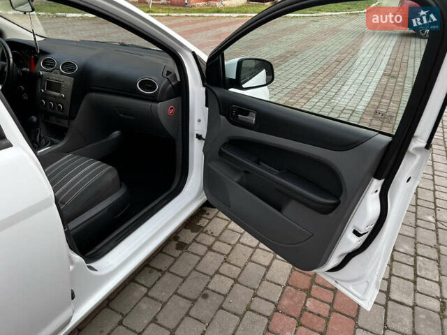 Белый Форд Фокус, объемом двигателя 1.8 л и пробегом 245 тыс. км за 4800 $, фото 16 на Automoto.ua