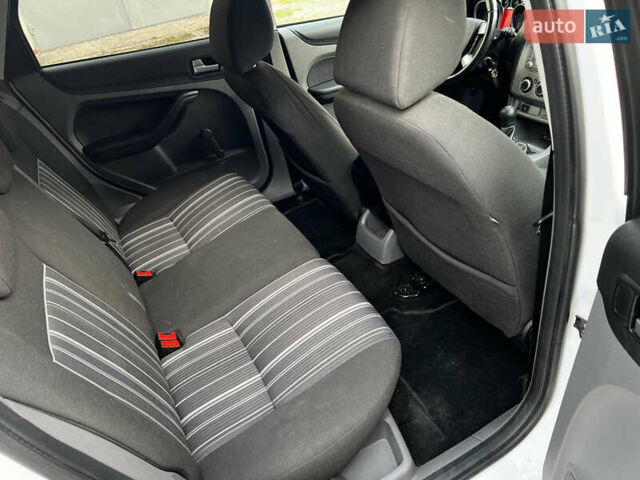 Белый Форд Фокус, объемом двигателя 1.8 л и пробегом 245 тыс. км за 4800 $, фото 17 на Automoto.ua