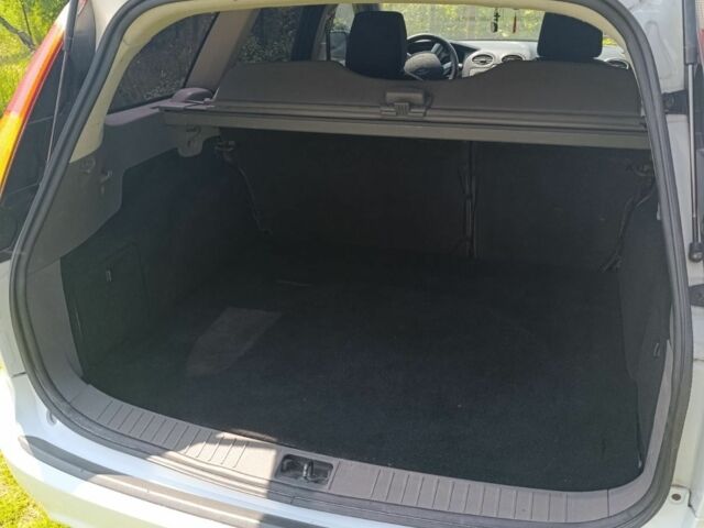 Белый Форд Фокус, объемом двигателя 1.6 л и пробегом 235 тыс. км за 4900 $, фото 1 на Automoto.ua