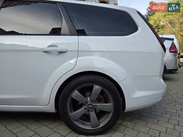 Белый Форд Фокус, объемом двигателя 1.6 л и пробегом 290 тыс. км за 5600 $, фото 4 на Automoto.ua