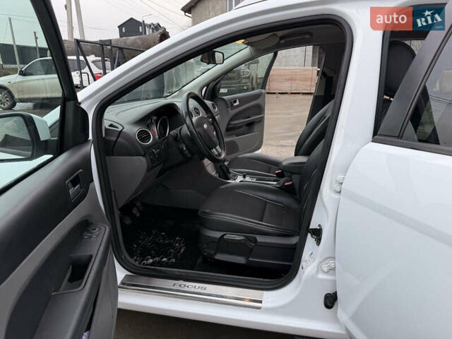 Белый Форд Фокус, объемом двигателя 1.8 л и пробегом 205 тыс. км за 5700 $, фото 28 на Automoto.ua