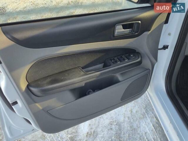 Белый Форд Фокус, объемом двигателя 1.6 л и пробегом 205 тыс. км за 5850 $, фото 12 на Automoto.ua