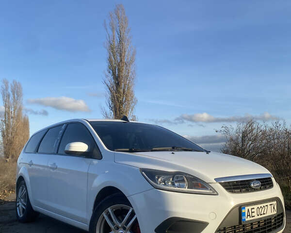 Білий Форд Фокус, об'ємом двигуна 1.6 л та пробігом 235 тис. км за 6100 $, фото 4 на Automoto.ua