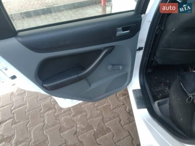 Белый Форд Фокус, объемом двигателя 1.6 л и пробегом 359 тыс. км за 4700 $, фото 3 на Automoto.ua