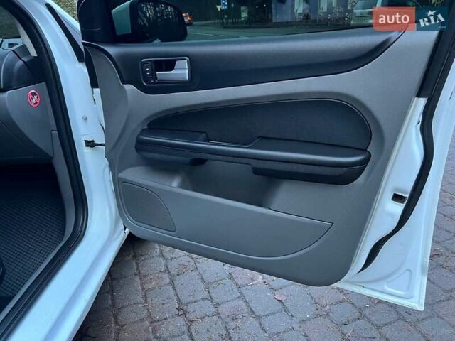 Білий Форд Фокус, об'ємом двигуна 1.6 л та пробігом 297 тис. км за 5299 $, фото 52 на Automoto.ua