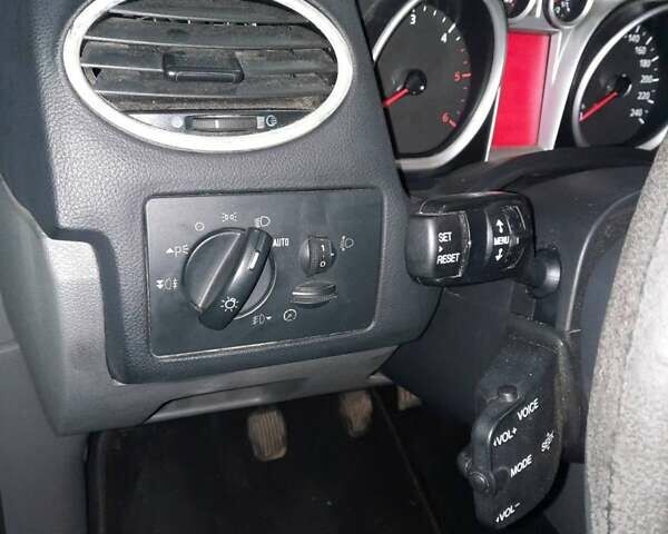 Белый Форд Фокус, объемом двигателя 1.6 л и пробегом 286 тыс. км за 5300 $, фото 7 на Automoto.ua