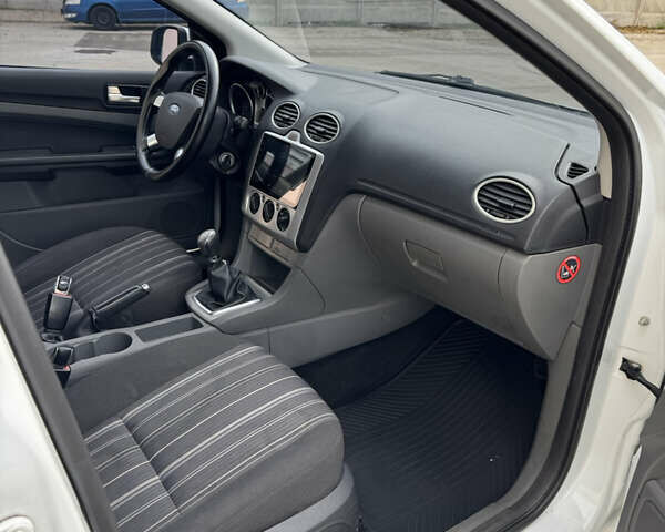 Форд Фокус 2009 в Одессе на Automoto.ua Белый Форд Фокус, объемом двигателя 1.6 л и пробегом 228 тыс. км за 6800 $, фото 16 на Automoto.ua