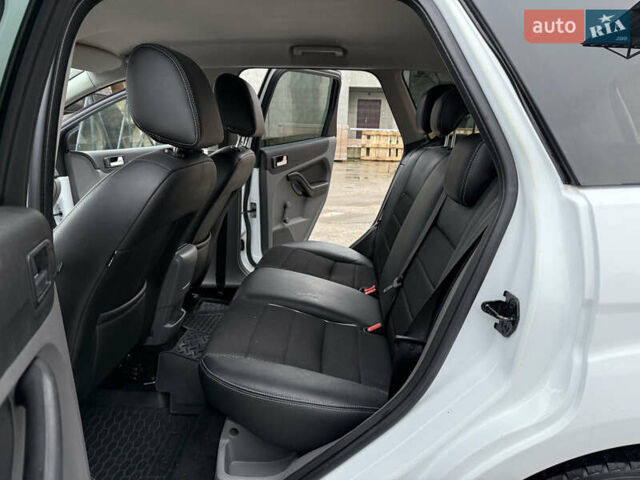 Белый Форд Фокус, объемом двигателя 1.8 л и пробегом 205 тыс. км за 5700 $, фото 39 на Automoto.ua