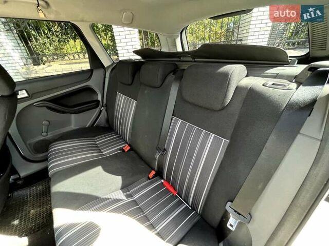 Белый Форд Фокус, объемом двигателя 1.56 л и пробегом 275 тыс. км за 5600 $, фото 5 на Automoto.ua