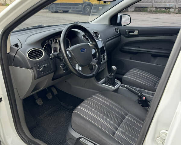 Форд Фокус 2009 в Одессе на Automoto.ua Белый Форд Фокус, объемом двигателя 1.6 л и пробегом 228 тыс. км за 6800 $, фото 12 на Automoto.ua