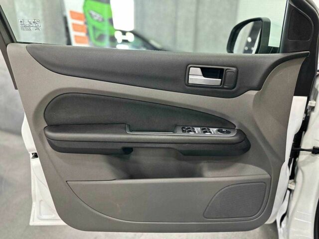 Белый Форд Фокус, объемом двигателя 1.6 л и пробегом 198 тыс. км за 6999 $, фото 12 на Automoto.ua