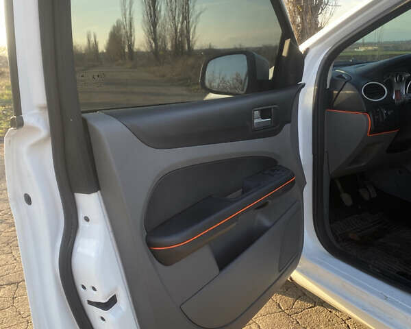 Білий Форд Фокус, об'ємом двигуна 1.6 л та пробігом 235 тис. км за 6100 $, фото 11 на Automoto.ua