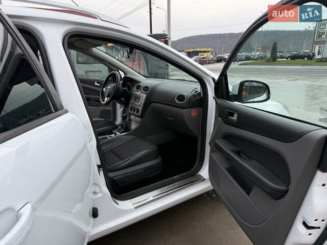 Белый Форд Фокус, объемом двигателя 1.8 л и пробегом 205 тыс. км за 5700 $, фото 35 на Automoto.ua