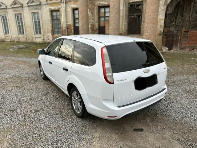 Белый Форд Фокус, объемом двигателя 1.6 л и пробегом 285 тыс. км за 2999 $, фото 2 на Automoto.ua