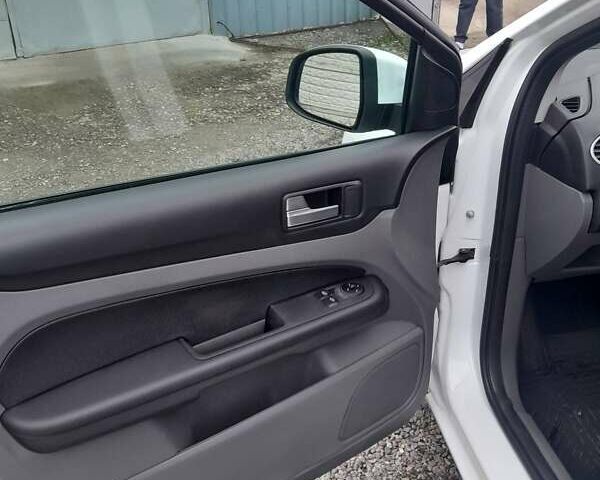 Белый Форд Фокус, объемом двигателя 1.6 л и пробегом 218 тыс. км за 6000 $, фото 6 на Automoto.ua