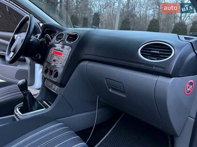 Білий Форд Фокус, об'ємом двигуна 1.6 л та пробігом 297 тис. км за 5299 $, фото 44 на Automoto.ua
