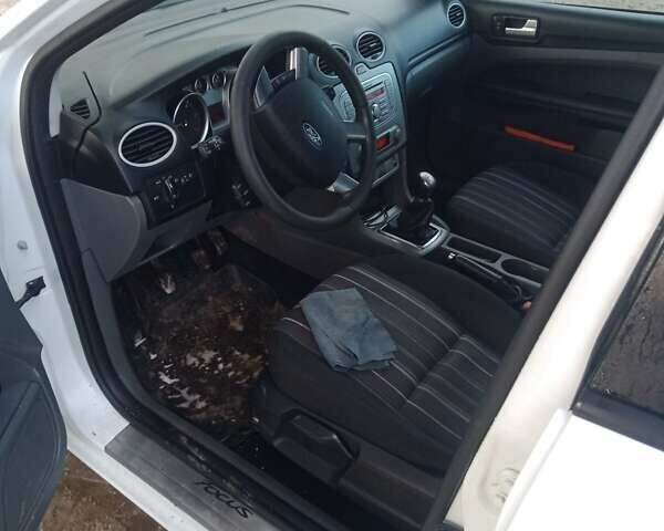 Белый Форд Фокус, объемом двигателя 1.6 л и пробегом 359 тыс. км за 4700 $, фото 9 на Automoto.ua