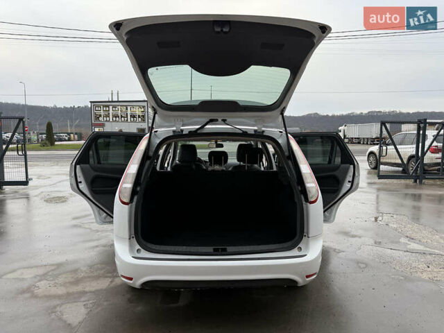 Белый Форд Фокус, объемом двигателя 1.8 л и пробегом 205 тыс. км за 5700 $, фото 21 на Automoto.ua