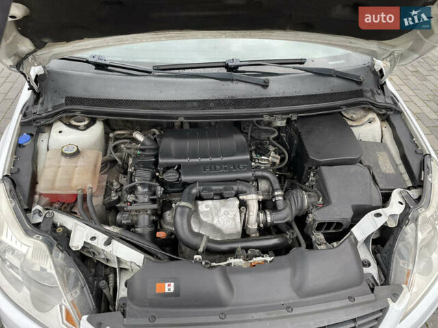 Белый Форд Фокус, объемом двигателя 1.6 л и пробегом 257 тыс. км за 5999 $, фото 33 на Automoto.ua